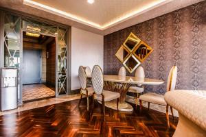 a dining room with a table and chairs at ORIGINE RENTALS AN2 in Hurmaköy