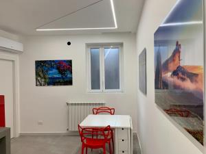 ein Esszimmer mit roten Stühlen und einem weißen Tisch in der Unterkunft Suite del Ponte Normanno Vespro in Palermo