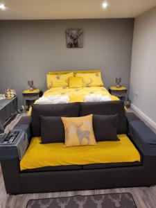 Un pat sau paturi într-o cameră la Beautiful studio chalet in the Highland