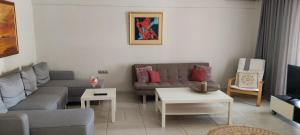 STEFANIAS HOUSE في سلانيك: غرفة معيشة مع أريكة وطاولة
