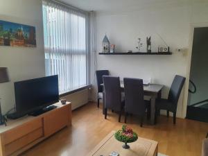 Μια τηλεόραση ή/και κέντρο ψυχαγωγίας στο Vakantiewoning Oude markt Centrum