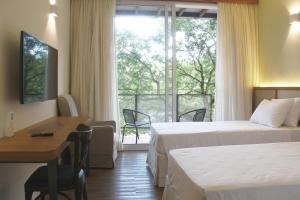 En eller flere senge i et værelse på Hotel Porto do Ribeirão