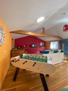 una sala de estar con una mesa en el centro en Le Loft brestois, en Brest