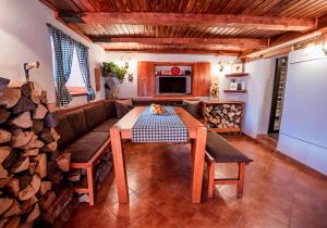 Televízia a/alebo spoločenská miestnosť v ubytovaní Pine & Oak Holiday Home