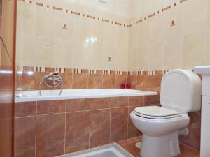 a bathroom with a toilet and a bath tub at ΟΔΥΣΣΕΙΑ, κοντά σε αεροδρόμιο, λιμάνια και θάλασσες in Keratea +64 photos