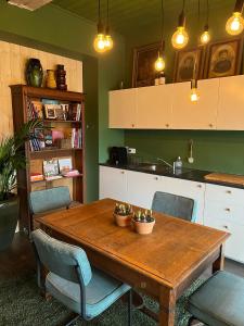 Χώρος καθιστικού στο Plantkot -Boekenkot -Kunstkot en love kot