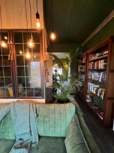 Χώρος καθιστικού στο Plantkot -Boekenkot -Kunstkot en love kot