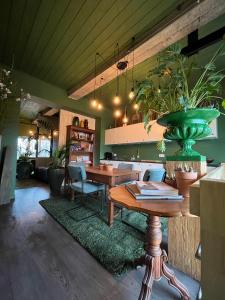 eine Küche mit einem Tisch und einem Esszimmer in der Unterkunft Plantkot -Boekenkot -Kunstkot en love kot in Poelkapelle
