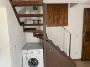 una lavadora en un lavadero con una escalera en Casa a Miazzina en Miazzina