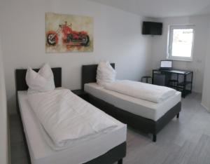 Кровать или кровати в номере Zimmerwelt-Ilsfeld
