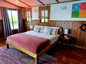 sypialnia z dużym łóżkiem w pokoju w obiekcie The Sunsetter Bed & Breakfast w mieście Bocas del Toro