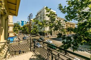 Blick von einem Balkon auf eine Stadtstraße mit Autos in der Unterkunft Apartment on Gold Baku in Baku