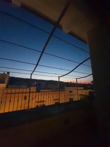 uma vista a partir de uma janela de um deque com um pôr-do-sol em Ricordi & Relax em Fasano