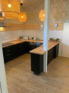 una cocina con encimeras de madera en una habitación en Mehrfamilienhaus auf Fehmarn 800m zum Strand, en Fehmarn