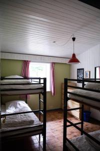 a room with three bunk beds and a window at Mehrfamilienhaus auf Fehmarn 800m zum Strand in Fehmarn