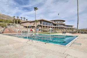 una piscina frente a un edificio en Catalina Foothills, Tucson Valley Hub with View, en Tucson