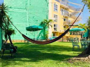 una hamaca en un patio junto a un edificio en Hotel Ruah, en Cuernavaca