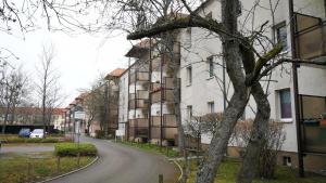 une rue vide devant un bâtiment dans l'établissement Apartment am Südpark, à Merseburg