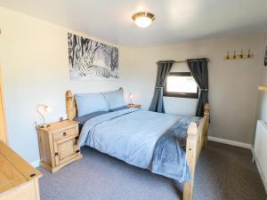 ein Schlafzimmer mit einem Holzbett und einem Fenster in der Unterkunft Castle View Cabin in Scarborough