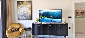 Uma televisão e/ou sistema de entretenimento em Art City Luxury Residence in the Center of Alanya