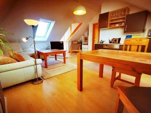 ein Wohnzimmer mit einem Tisch und einem Sofa in der Unterkunft Hübsche Ferienwohnung in Lubmin mit Blick auf Rügen in Lubmin
