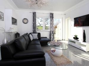 TV a/nebo společenská místnost v ubytování Ferienhaus Wiesengrund mit Sauna, Dornumersiel