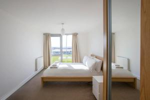 - une chambre avec un lit et un miroir dans l'établissement Stunning 2 Bedroom Apartment in Ashley Down with Cricket View, à Bristol