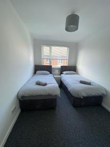 Postel nebo postele na pokoji v ubytování Modern two bedroom house close to city centre