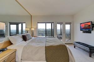 - une grande chambre avec un grand lit et des fenêtres dans l'établissement River Ridge 330AB, à Bend