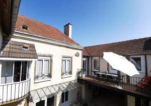 een witte paraplu op het balkon van een gebouw bij Les bulles d'Ay - Terrasse in Ay