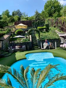 Luxus Resort - Zupko tesisinde veya buraya yakın yüzme havuzu