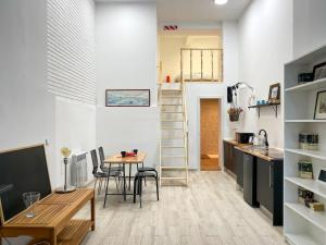 uma cozinha com uma mesa e uma escada num quarto em Madrid Rio em Madri