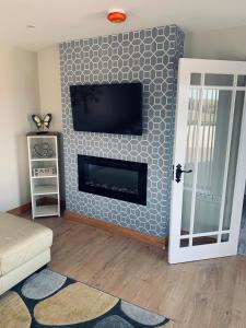 TV a/nebo společenská místnost v ubytování Atlantic Bay Cottage