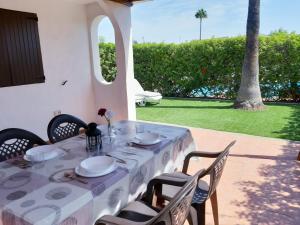 una mesa con un mantel blanco en el patio en Serenity Garden, en Maspalomas