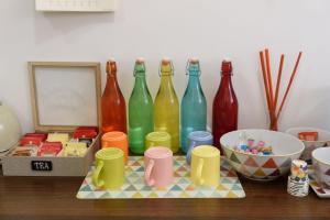 un gruppo di bottiglie e tazze colorate su un tavolo di Domus Angioina a Napoli