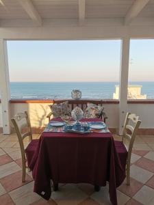 tavolo da pranzo con vista sull'oceano di Little Paradise casa vacanze a Margherita di Savoia