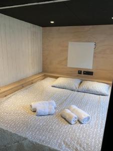 - 2 serviettes sur un lit dans une chambre dans l'établissement Dailly Chalet, à Couvin