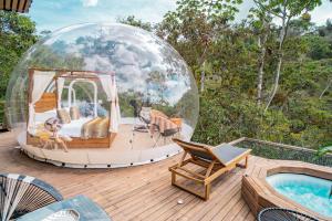 Der Swimmingpool an oder in der Nähe von BubbleSky Glamping Guatapé