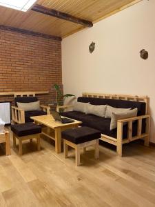 迪利然的住宿－Heritage of Alluria，带沙发、长椅和桌子的客厅