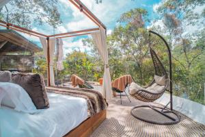 Ein Bett oder Betten in einem Zimmer der Unterkunft BubbleSky Glamping Guatapé