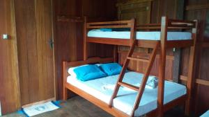 Bunk bed o mga bunk bed sa kuwarto sa Amazon Boto Lodge Hotel