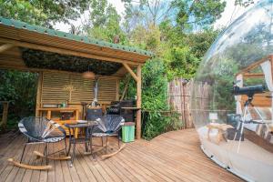 Ein Patio oder anderer Außenbereich in der Unterkunft BubbleSky Glamping Guatapé