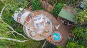 Der Swimmingpool an oder in der Nähe von BubbleSky Glamping Guatapé