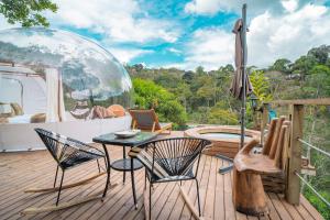 Ein Balkon oder eine Terrasse in der Unterkunft BubbleSky Glamping Guatapé