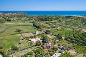 uma vista aérea de uma casa com o oceano ao fundo em Casa vacanze Congiu em Tortolì