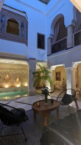 un soggiorno con tavolo e sedie di Riad Bamboo Suites & Spa a Marrakech