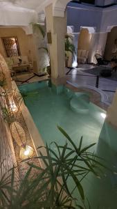 - une grande piscine d'eau dans une maison dans l'établissement Riad Bamboo Suites & Spa, à Marrakech