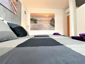 Ένα ή περισσότερα κρεβάτια σε δωμάτιο στο LUXUS Wohnung auf 2 Etagen 3BR! +NETFLIX +HIGH-END Ausstattung