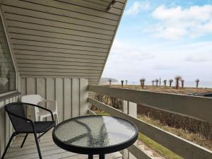 En balkon eller terrasse på 6 person holiday home in Hesselager
