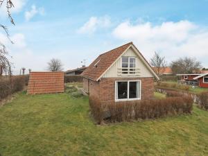 uma casa de tijolos num campo relvado em 6 person holiday home in Hesselager em Hesselager